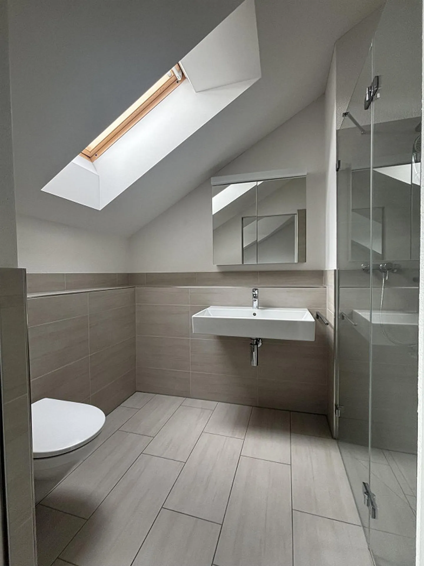 Appartement sous les combles de 4,5 pièces ensoleillé avec belle vue - Photo 10 sur 12