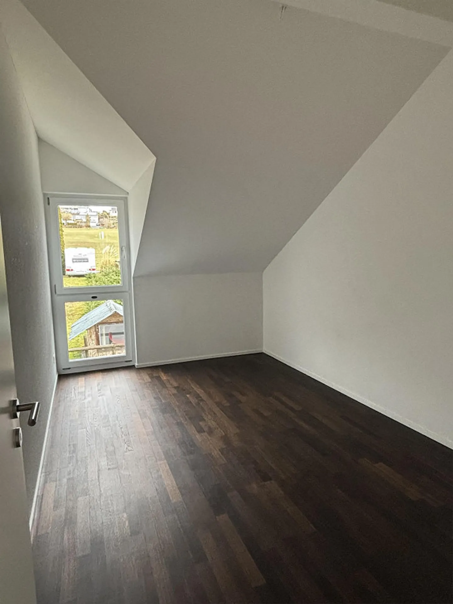 Appartement sous les combles de 4,5 pièces ensoleillé avec belle vue - Photo 11 sur 12