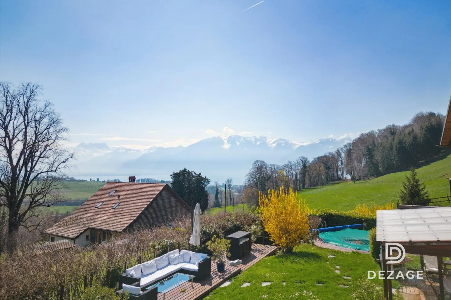 Grande casa familiare con giardino pianeggiante, vista mozzafiato sul lago e sulle montagne! - Foto 5 di 13