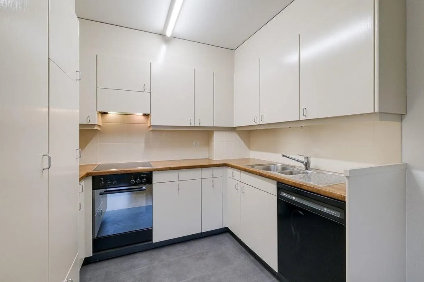 Comfortable living in a well-maintained multi-family house - Photo 5 of 10