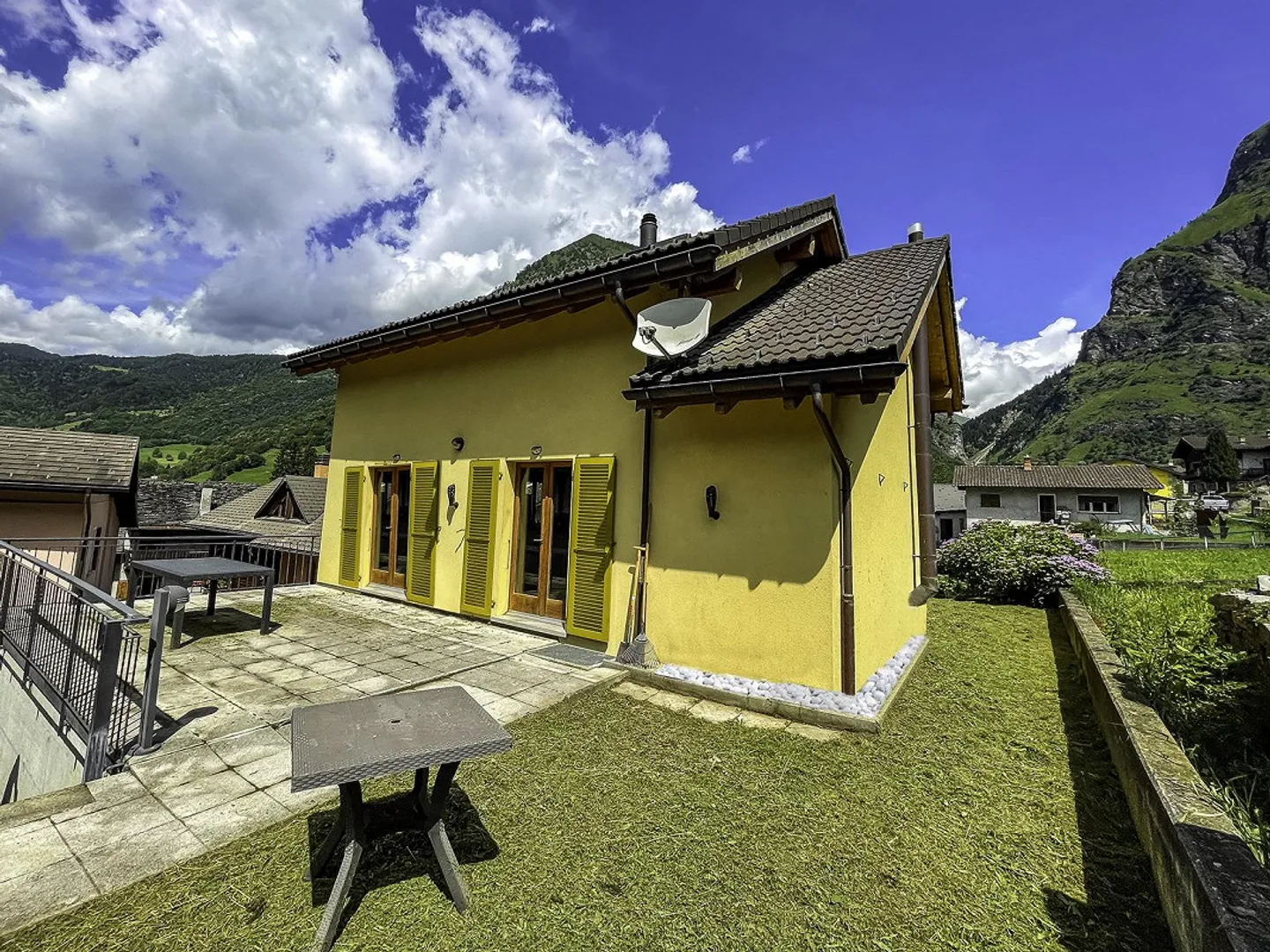 Bleniotal: Einfamilienhaus mit garten und garage - Foto 1 von 15