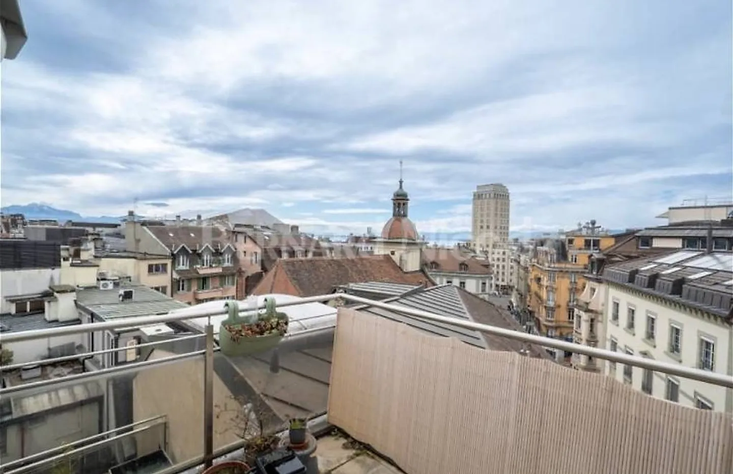 Charmant attique 2.5p au centre de Lausanne - Photo 4 sur 7