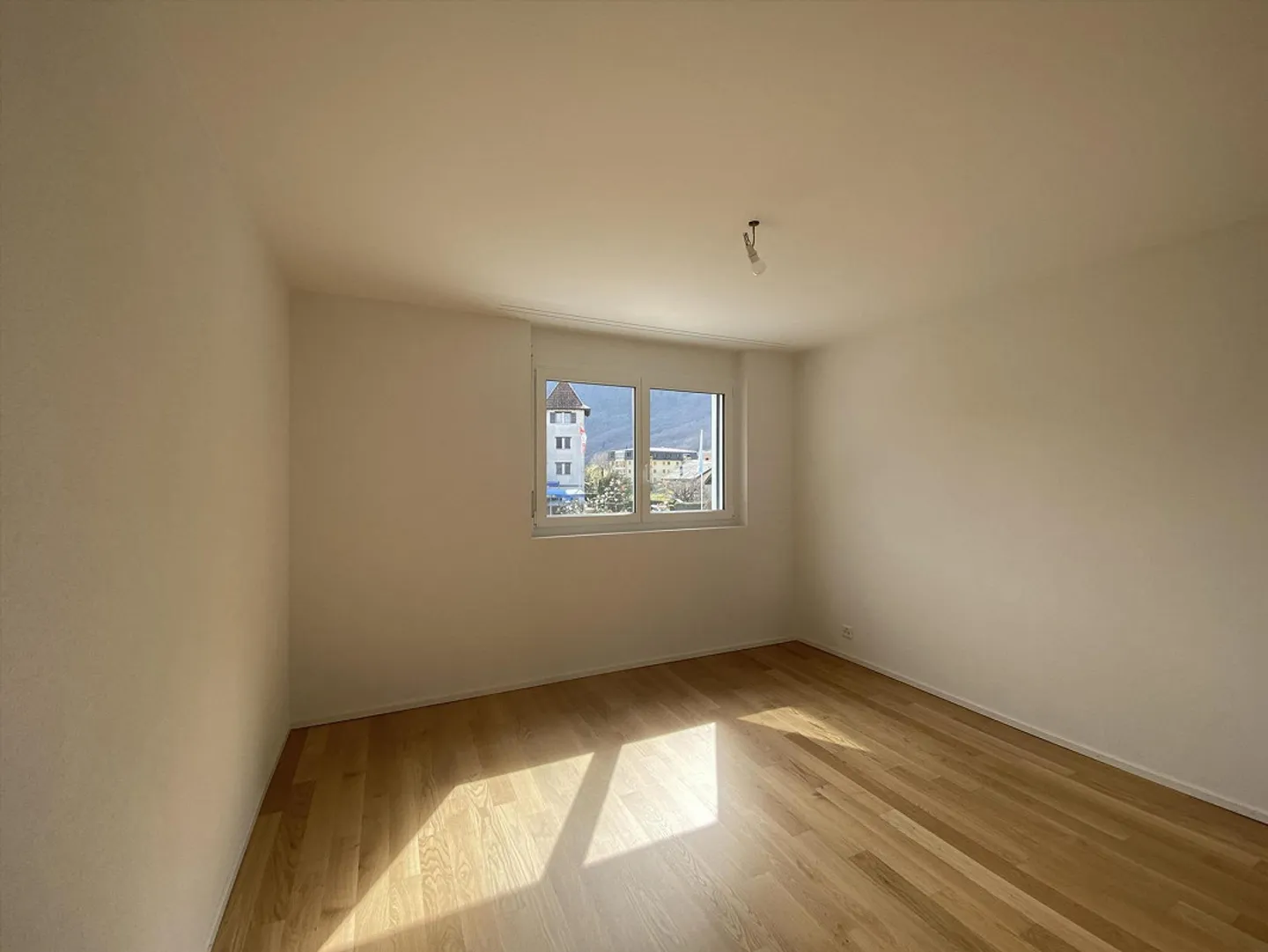 Magnificent 2.5-room apartment - Photo 3 of 5