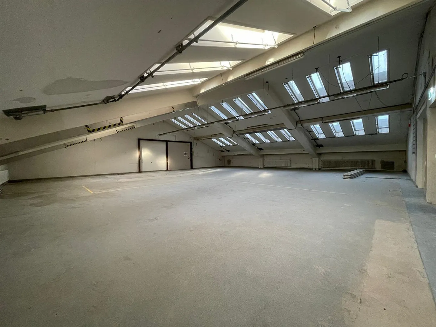 Spazio commerciale nella «Zentrale Pratteln» con soffitti alti - Foto 4 di 5