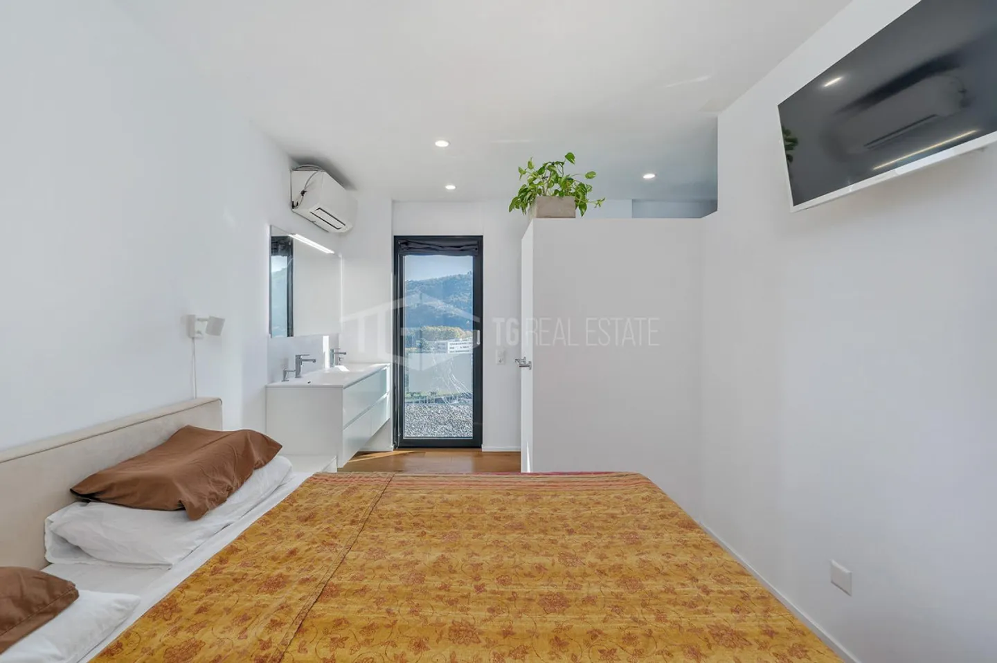 MODERN VILLA WITH PANORAMIC VIEW AND INDEPENDENT APARTMENT - Photo 3 of 13