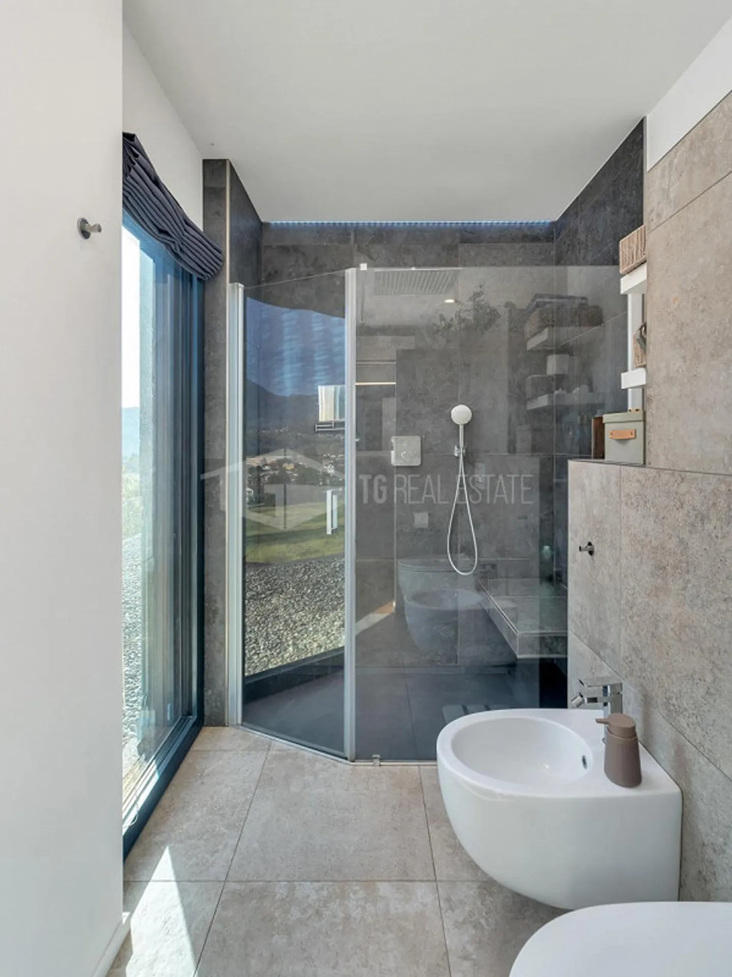 MODERN VILLA WITH PANORAMIC VIEW AND INDEPENDENT APARTMENT - Photo 4 of 13