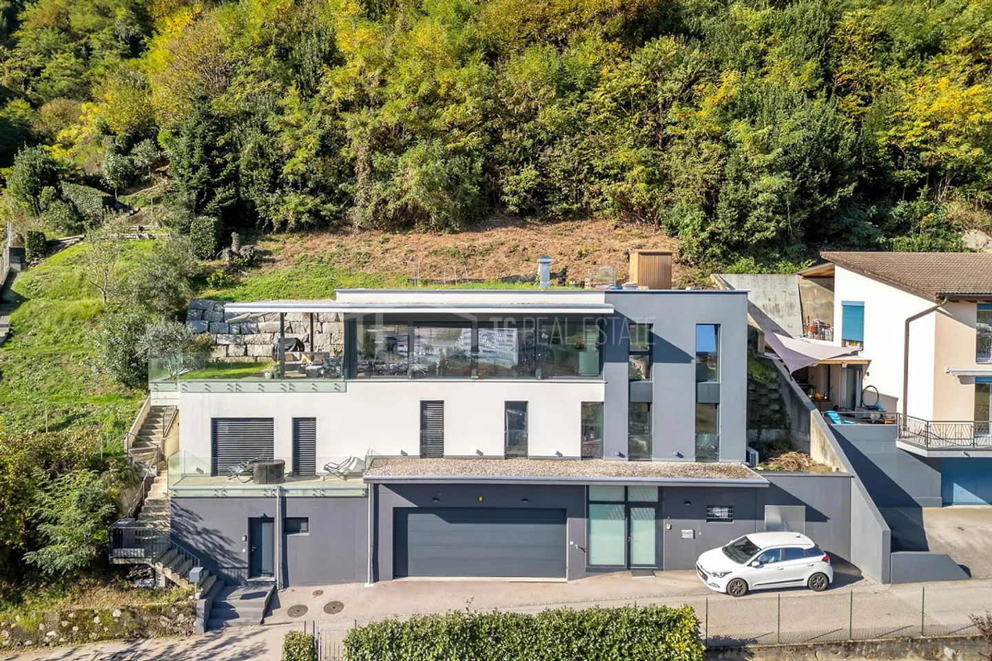 MODERN VILLA WITH PANORAMIC VIEW AND INDEPENDENT APARTMENT - Photo 1 of 13