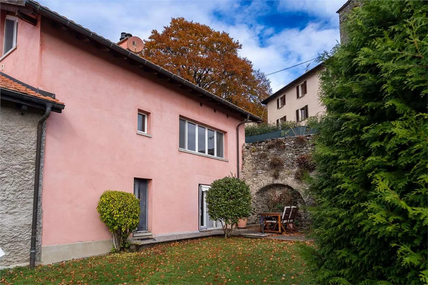Propriété Plurifamiliale avec Espaces Polyvalents à Breno - Photo 3 sur 13