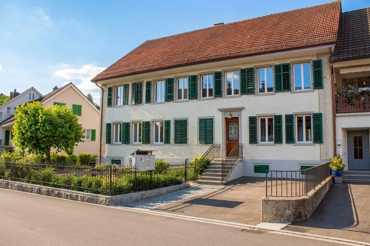 Gepflegtes Mehrfamilienhaus mit 4 Einheiten - Photo 1 of 11