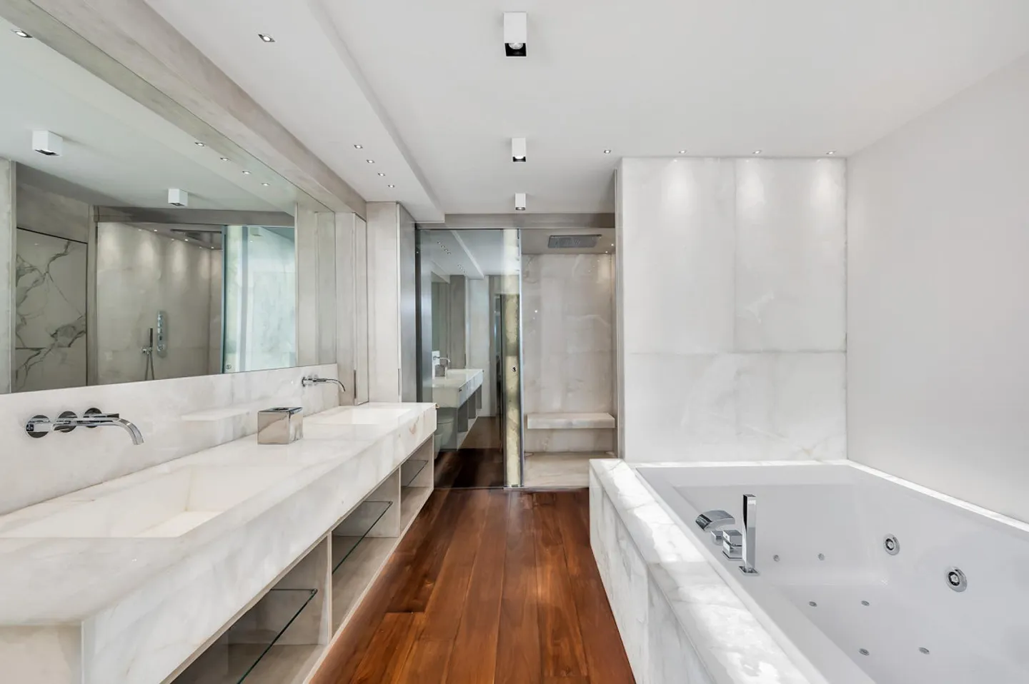 Propriété Prestigieuse avec Vue sur le Lac, Piscine et Ponton Privé - Photo 3 sur 13