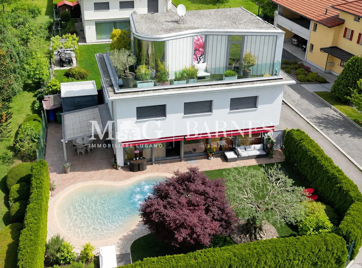 Mendrisio, Stabio: Großes Einfamilienhaus mit Garten und Pool - Foto 1 von 17