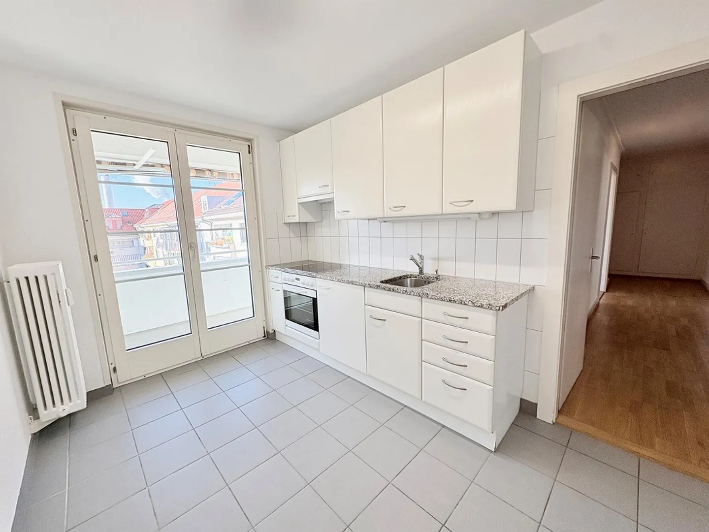 Charming Apartment - Photo 2 of 8