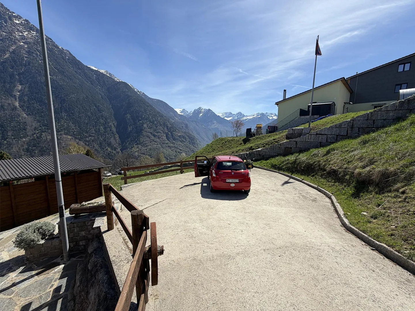 Chalet con due appartamenti di 3 camere, grande terreno edificabile in una posizione molto soleggiata... - Foto 54 di 72