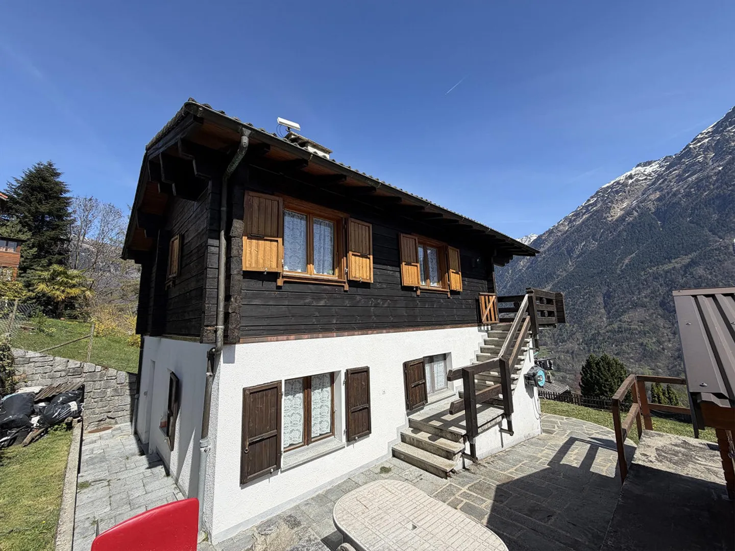 Chalet con due appartamenti di 3 camere, grande terreno edificabile in una posizione molto soleggiata... - Foto 56 di 72