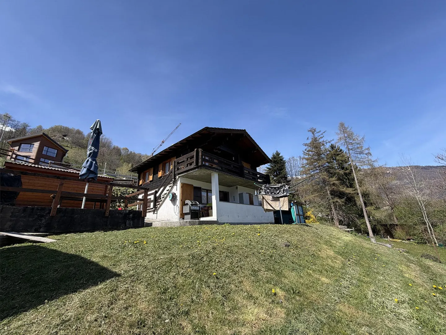 Chalet con due appartamenti di 3 camere, grande terreno edificabile in una posizione molto soleggiata... - Foto 59 di 72