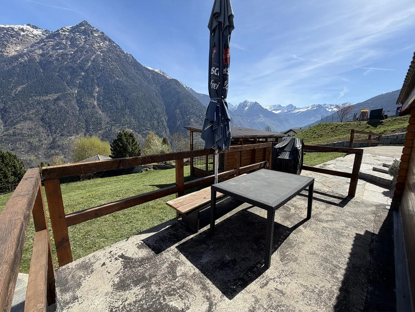 Chalet con due appartamenti di 3 camere, grande terreno edificabile in una posizione molto soleggiata... - Foto 63 di 72