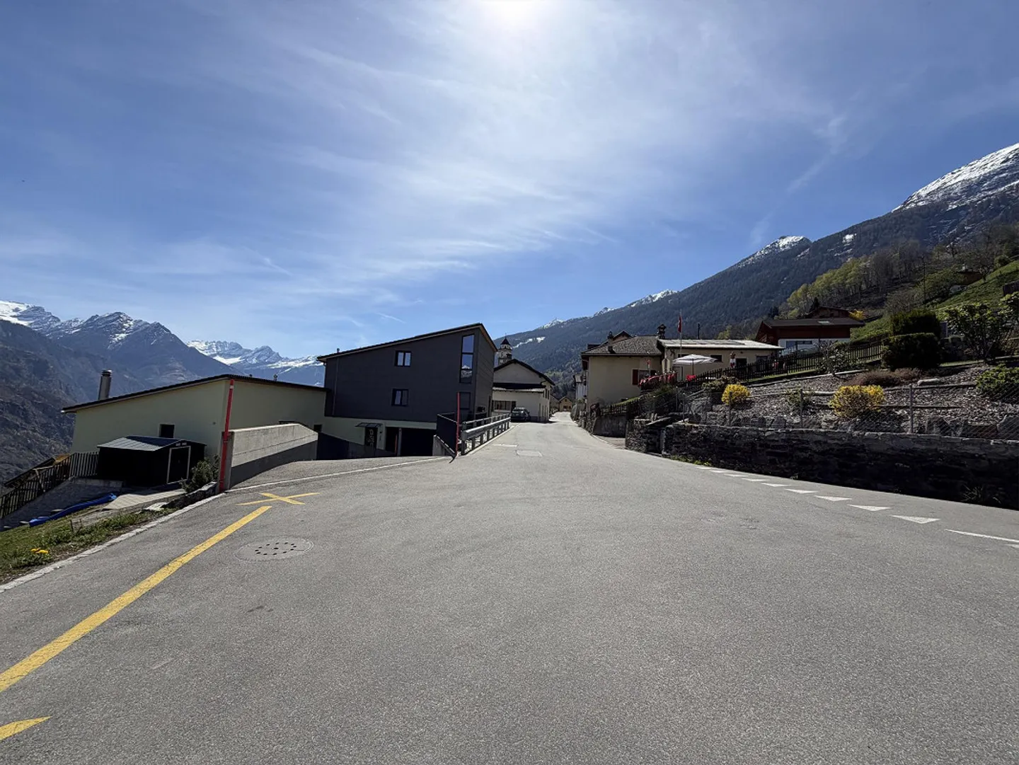 Chalet con due appartamenti di 3 camere, grande terreno edificabile in una posizione molto soleggiata... - Foto 49 di 72