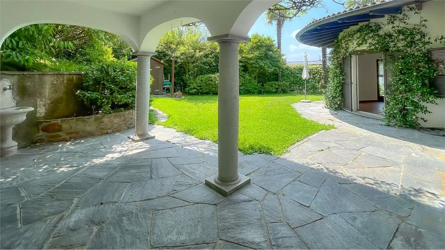 ELEGANTE APPARTAMENTO 4,5 CON GIARDINO PRIVATO - Foto 3 di 13