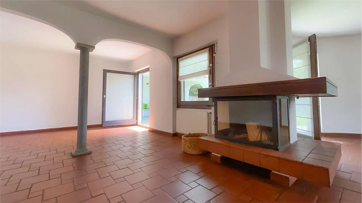 ELEGANTE APPARTAMENTO 4,5 CON GIARDINO PRIVATO - Foto 7 di 13