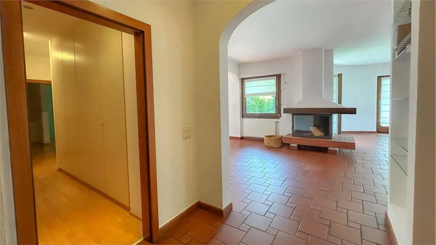 ELEGANTE APPARTAMENTO 4,5 CON GIARDINO PRIVATO - Foto 10 di 13