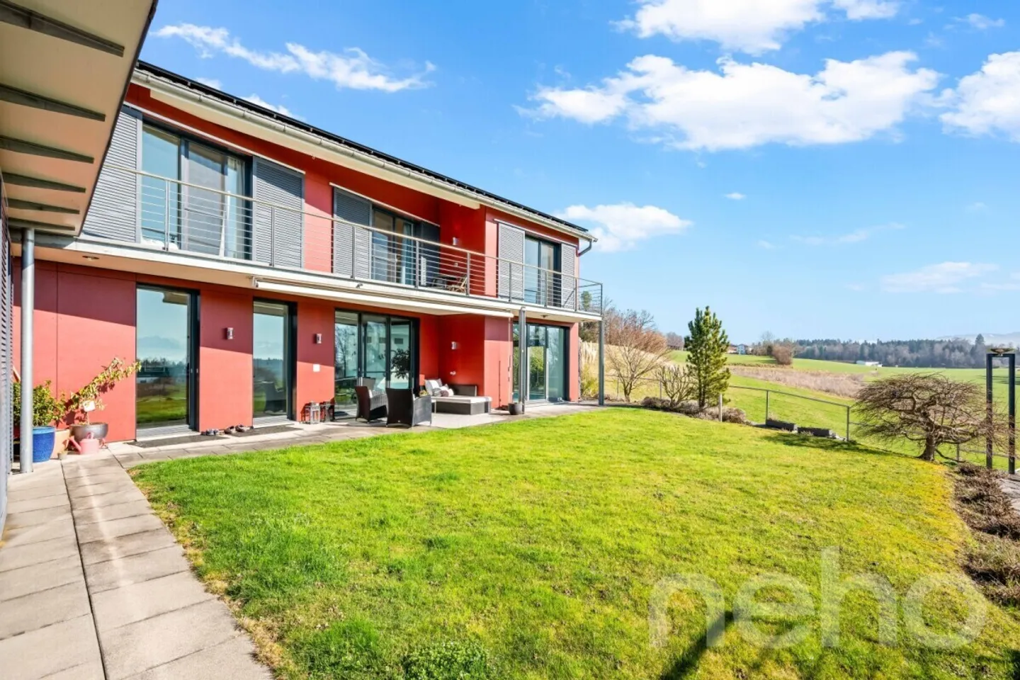 Exclusive single-family house with a wide view in an idyllic location - Photo 2 of 12