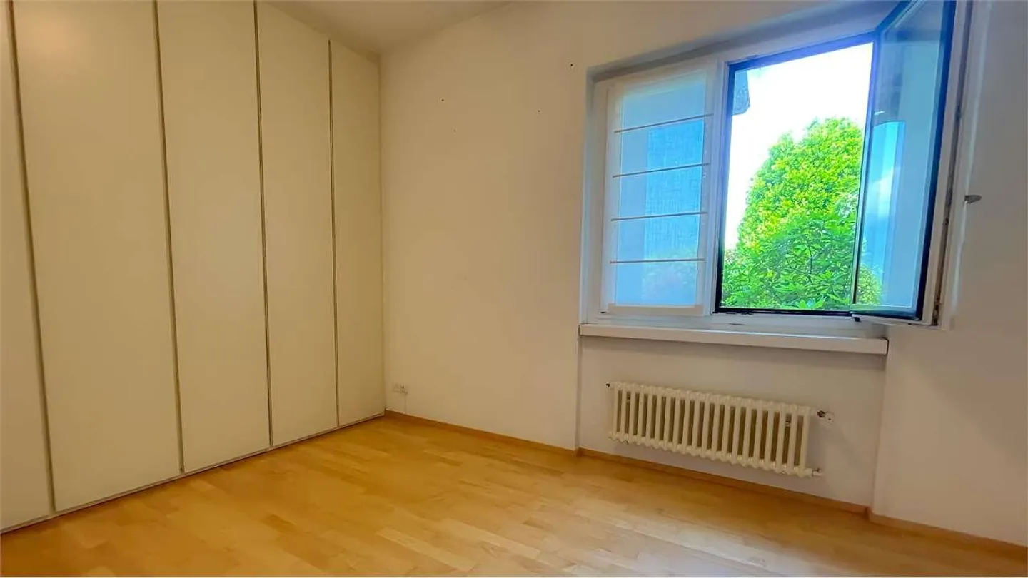 ELEGANTE APPARTAMENTO 4,5 CON GIARDINO PRIVATO - Foto 11 di 13