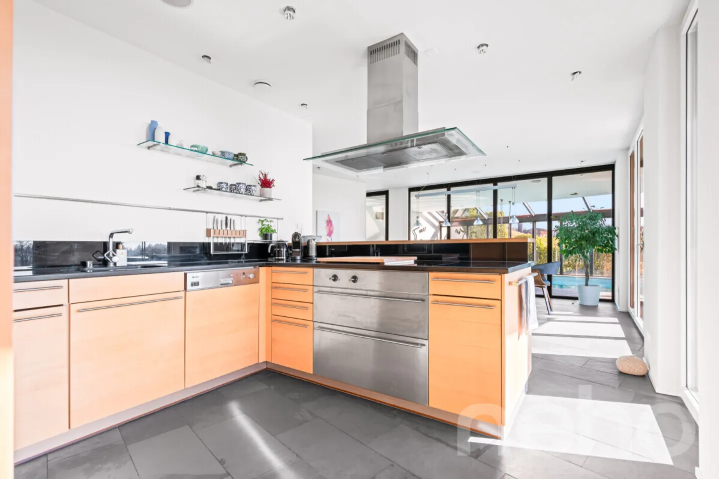 Exclusive single-family house with a wide view in an idyllic location - Photo 10 of 12