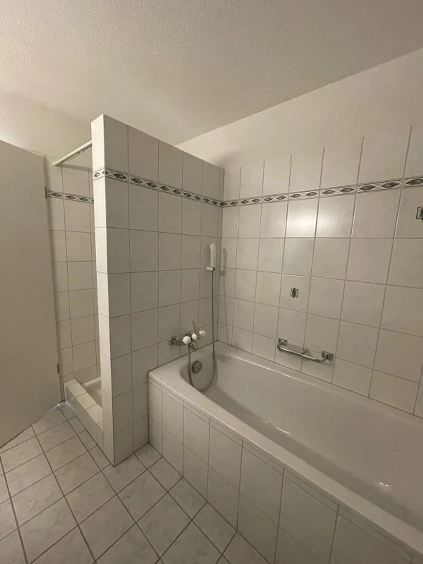 COZY 4.5-ROOM APARTMENT IN A QUIET ENVIRONMENT - Photo 3 of 12