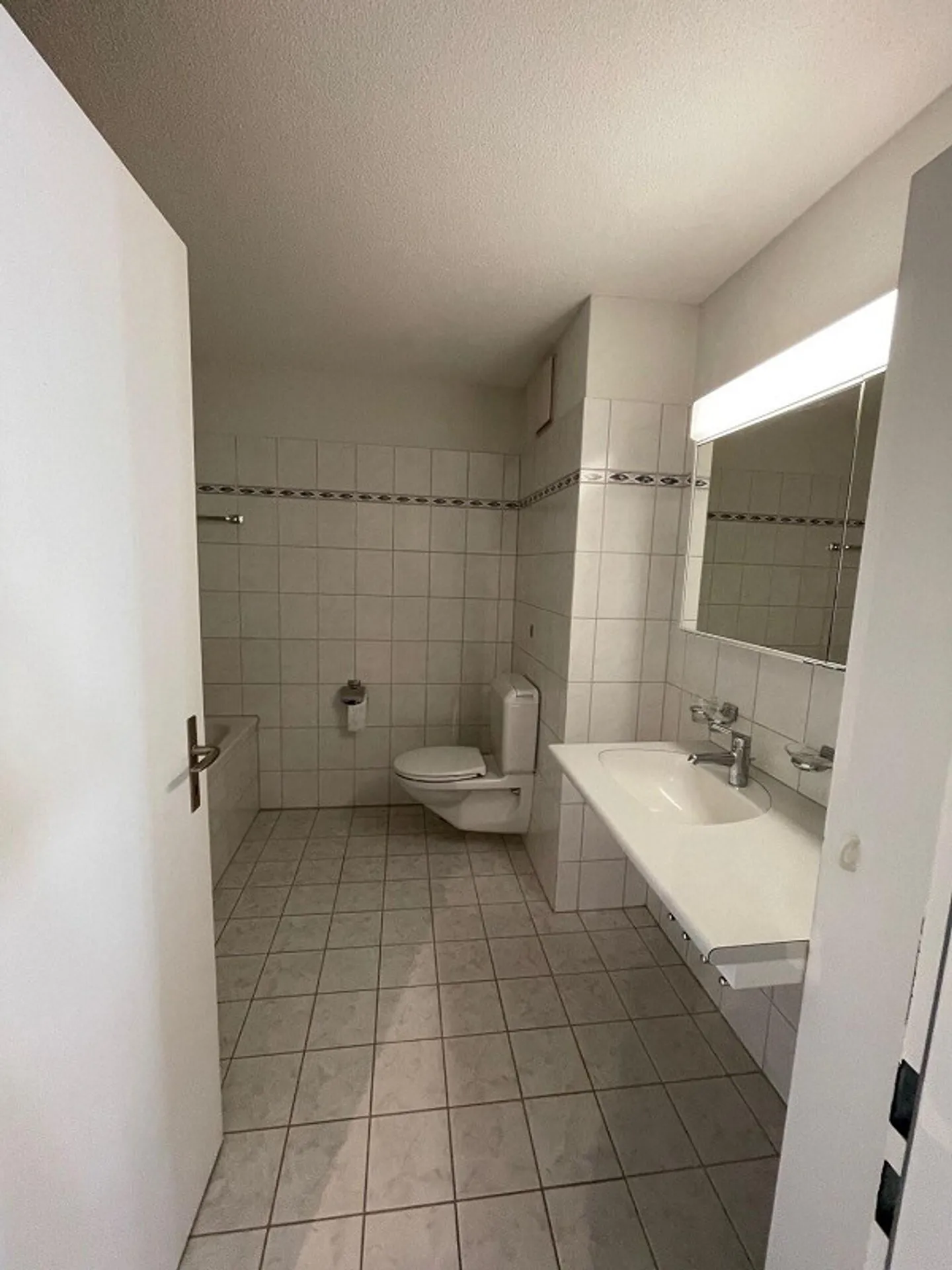 COZY 4.5-ROOM APARTMENT IN A QUIET ENVIRONMENT - Photo 4 of 12