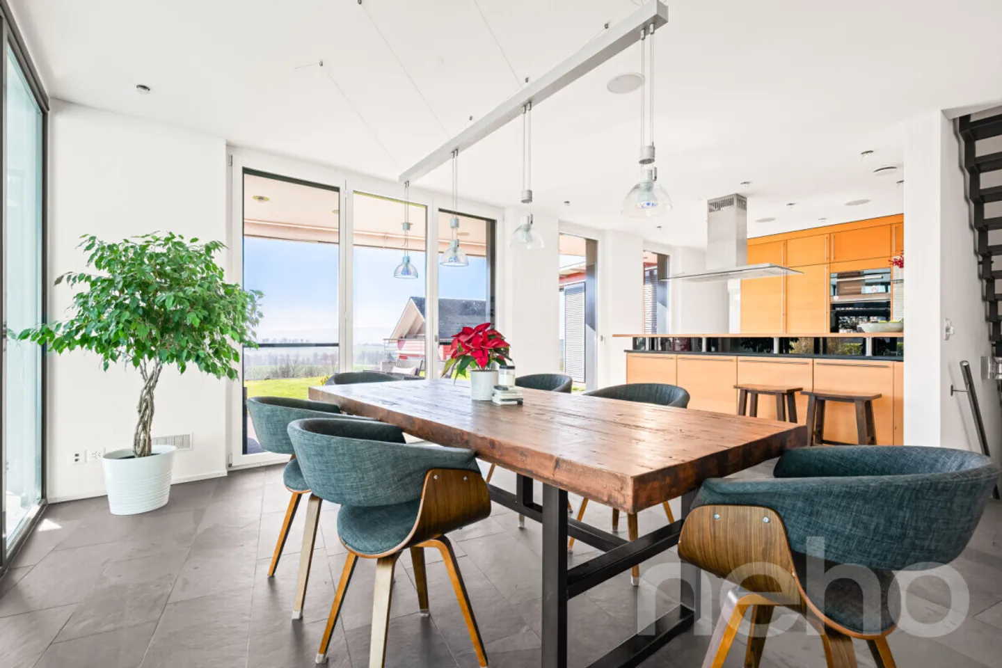 Exclusive single-family house with a wide view in an idyllic location - Photo 8 of 12