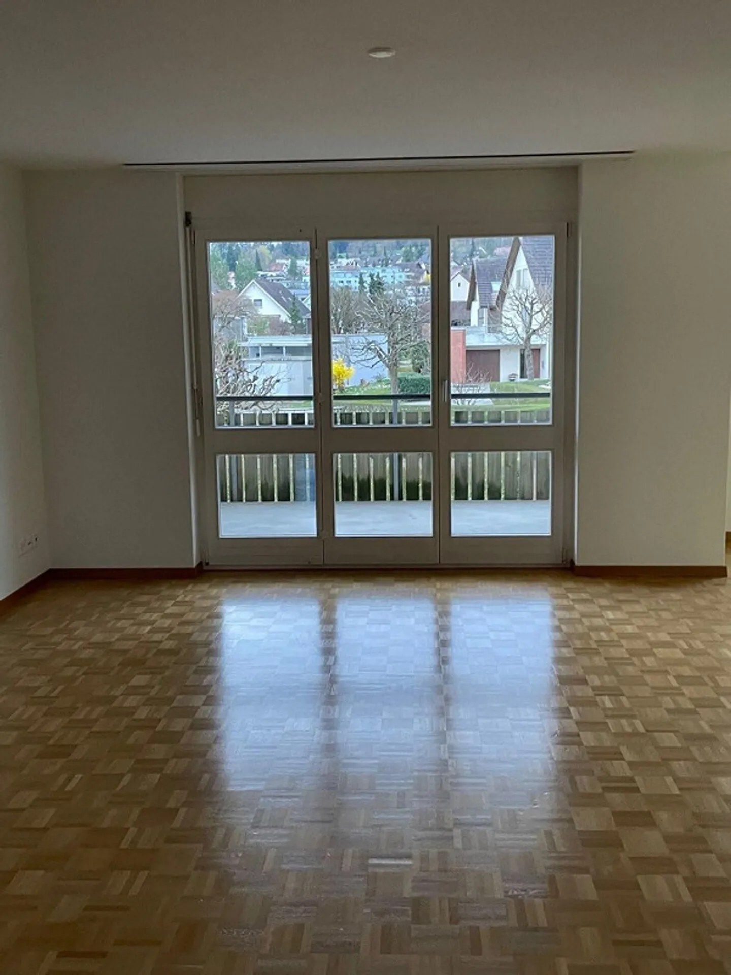 COZY 4.5-ROOM APARTMENT IN A QUIET ENVIRONMENT - Photo 7 of 12