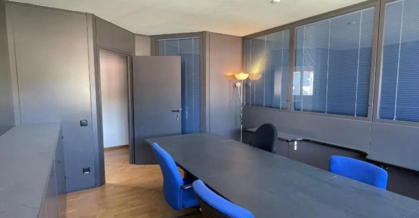 COMFORTABLE OFFICES IDEAL FOR YOUR BUSINESS - Photo 6 of 9