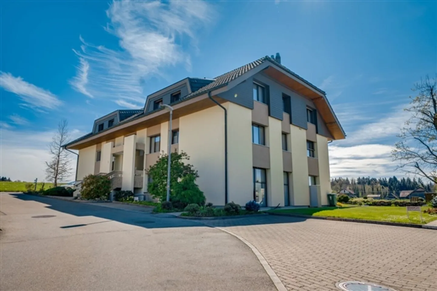 Appartement de 4,5 pièces de rêve dans un complexe résidentiel calme et bien entretenu - Photo 2 sur 13