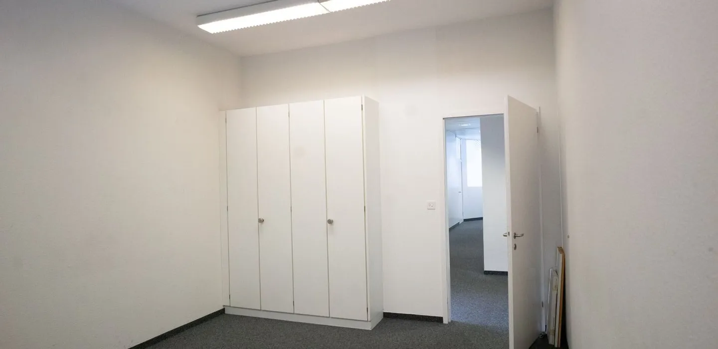 In affitto immediato 585m2 di spazi per uffici sviluppati a Urdorf - Foto 5 di 7