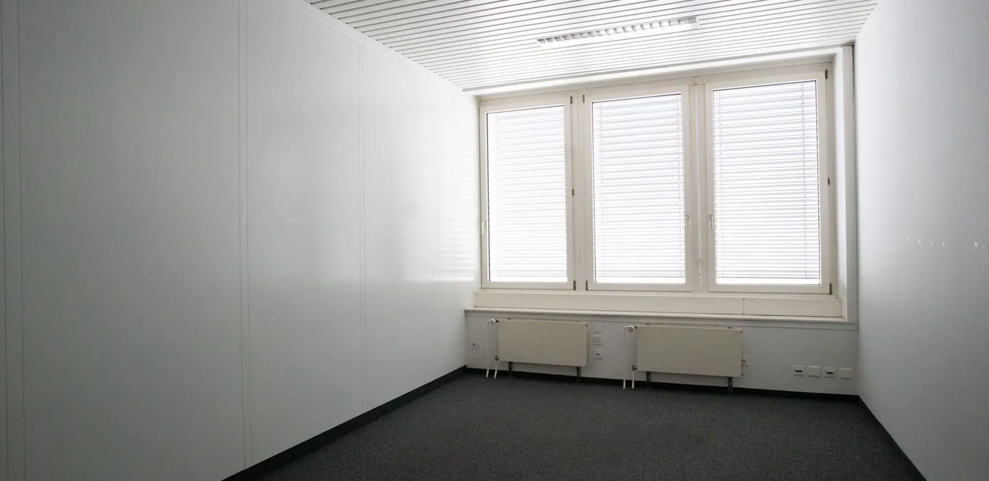 In affitto immediato 585m2 di spazi per uffici sviluppati a Urdorf - Foto 6 di 7