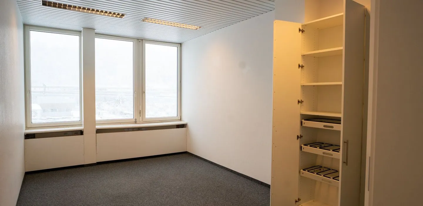 In affitto immediato 585m2 di spazi per uffici sviluppati a Urdorf - Foto 7 di 7