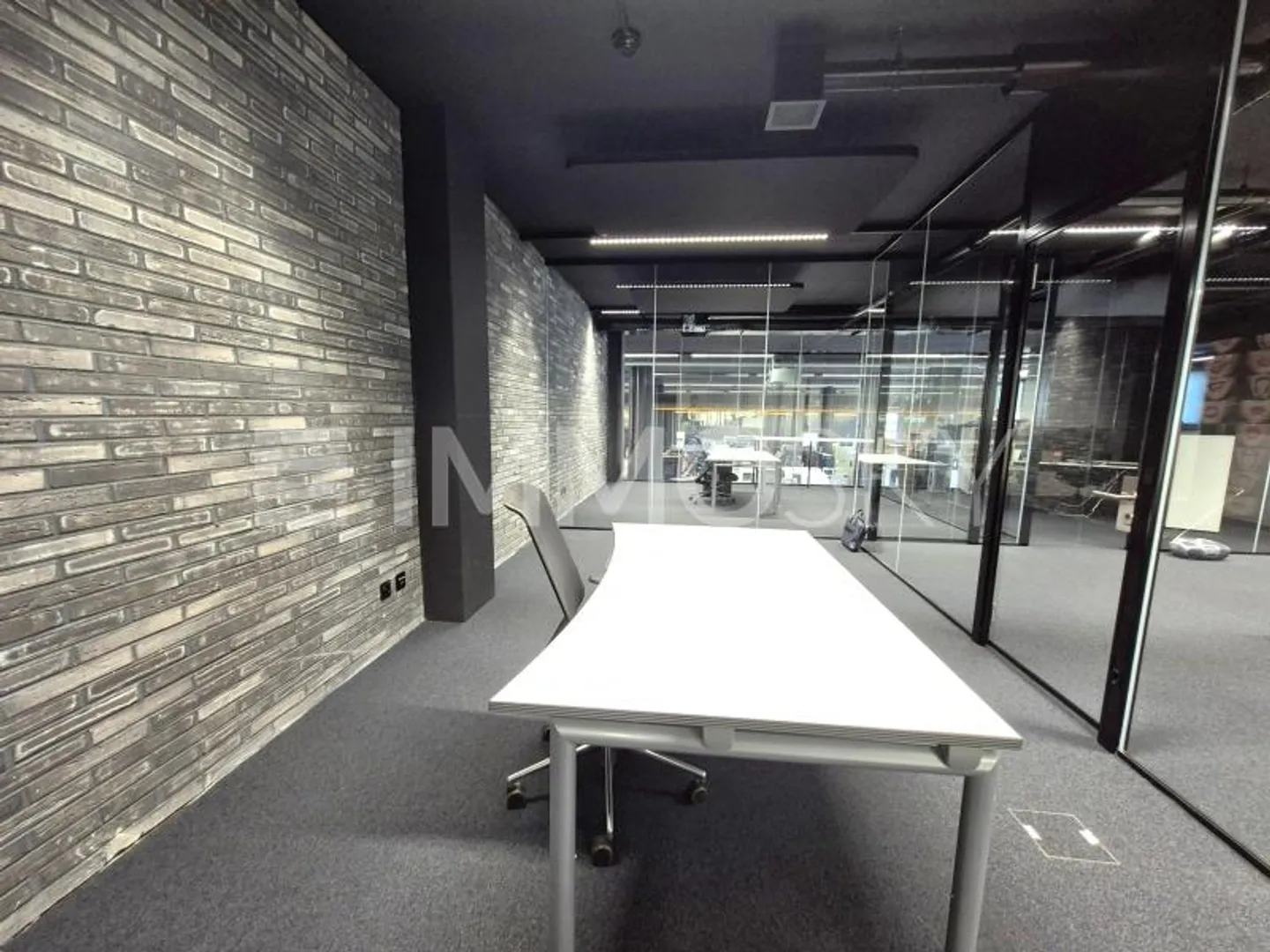 Un bureau qui fait impression - moderne et prêt à l'emploi - Photo 1 sur 4