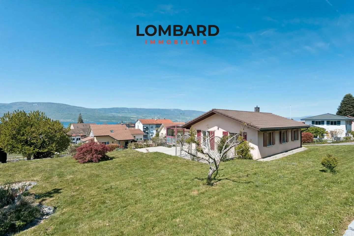 5.5 room detached villa with lake view - Photo 2 of 9