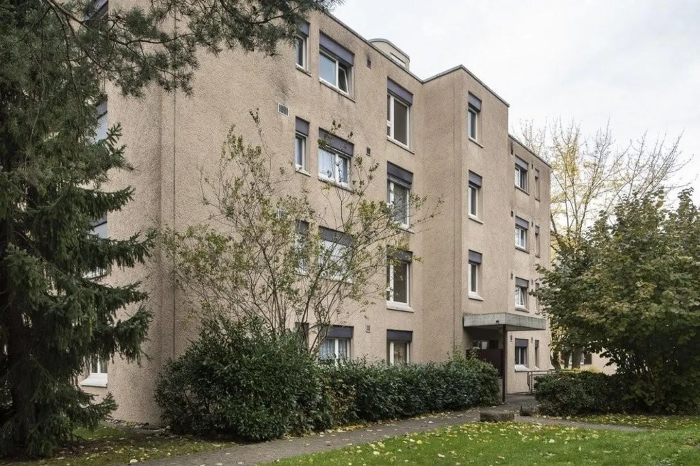 Avez-vous encore besoin d'une place de moto dans le garage souterrain ? - Photo 1 sur 1