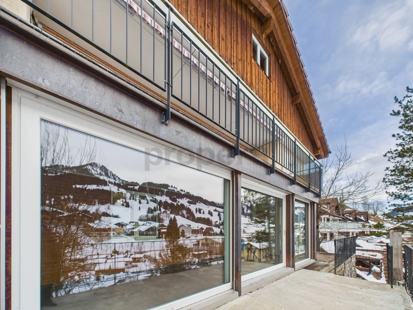 Ampia casa plurifamiliare di 7 stanze in posizione ideale vicino a scuola e negozi, Oberiberg - Foto 2 di 13