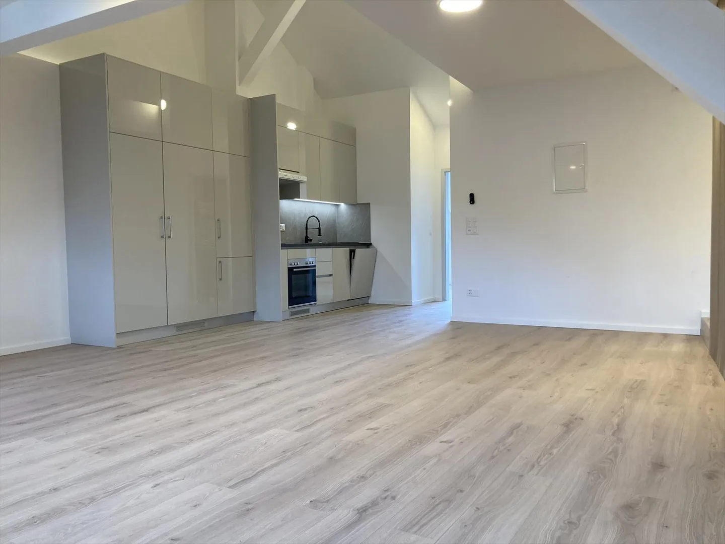 Dernier étage 2.5 pièces - Photo 2 sur 11