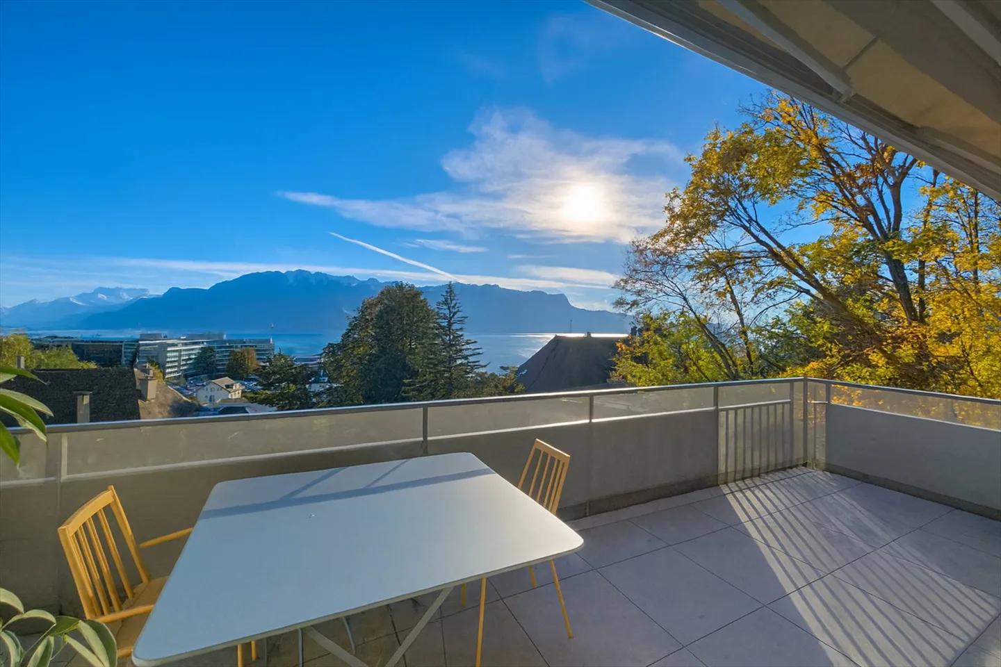 Superbe attique avec vue panoramique sur le lac et les montagnes - Photo 3 sur 11