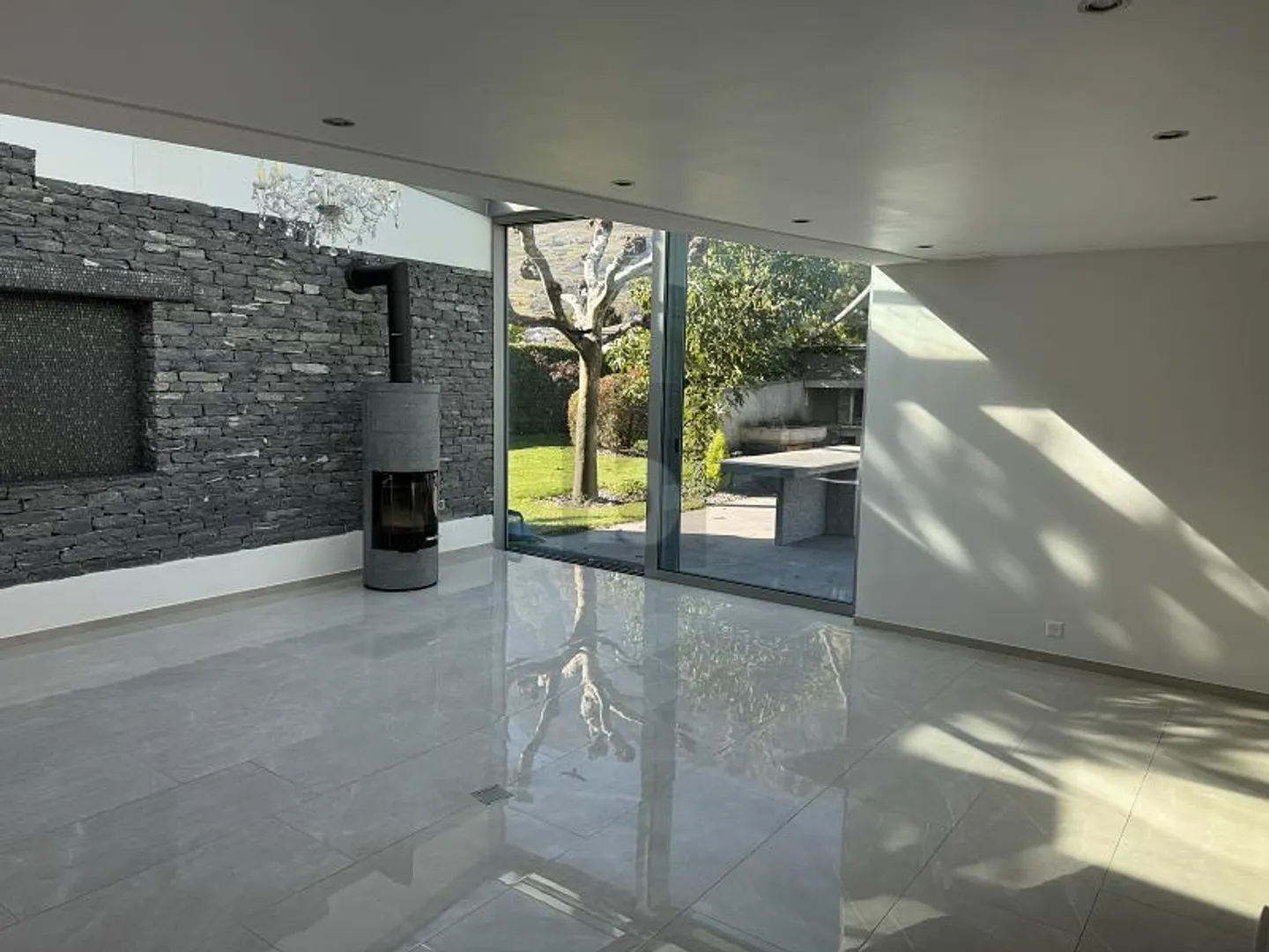 Elegante Villa mit Bergblick - Foto 3 von 6