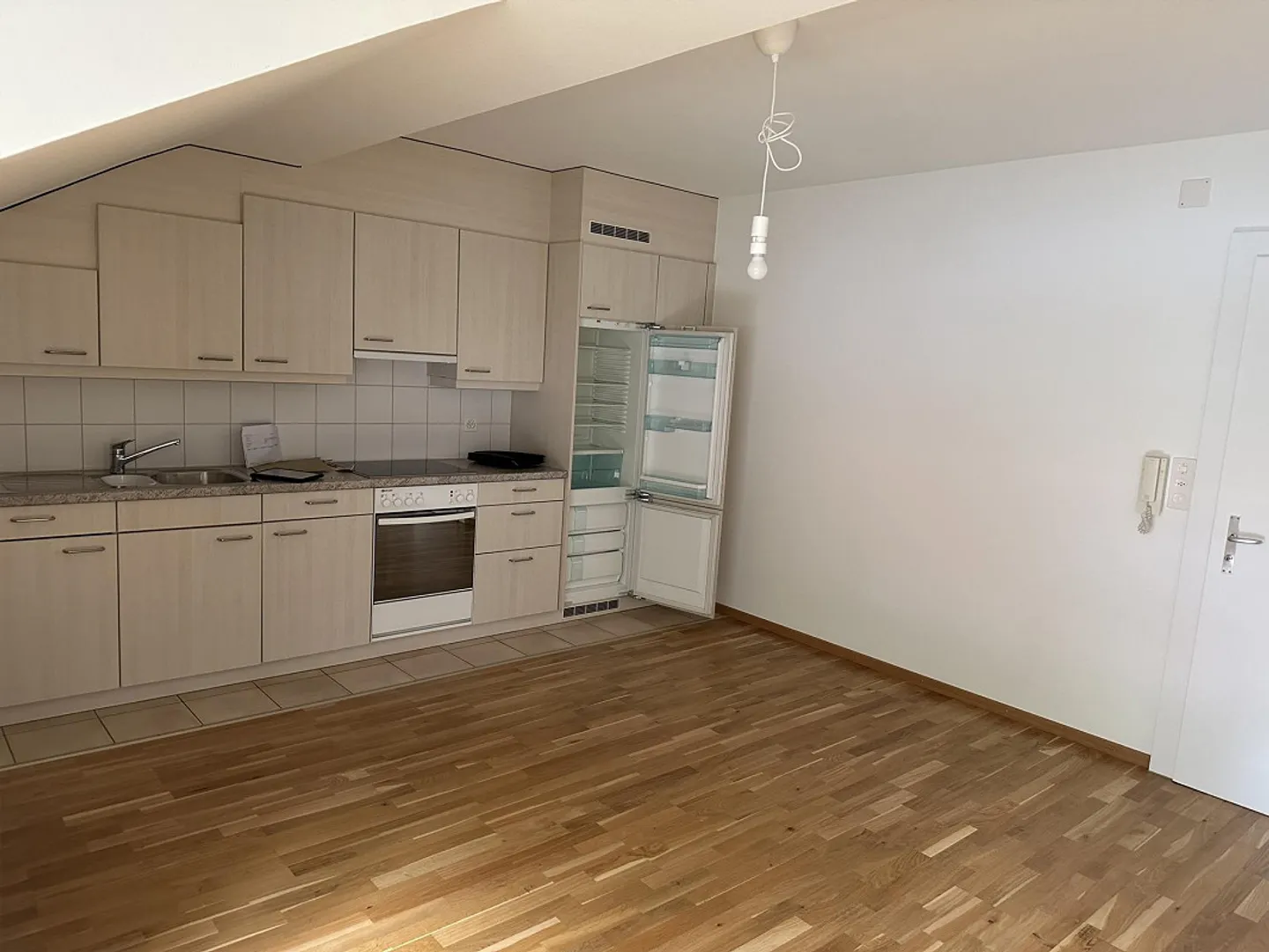 Single or Student Attic Apartment in Bottmingen - Photo 2 of 5