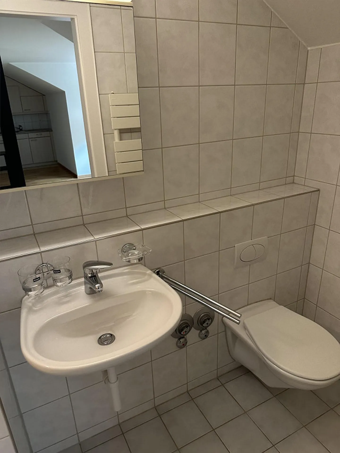 Single or Student Attic Apartment in Bottmingen - Photo 5 of 5