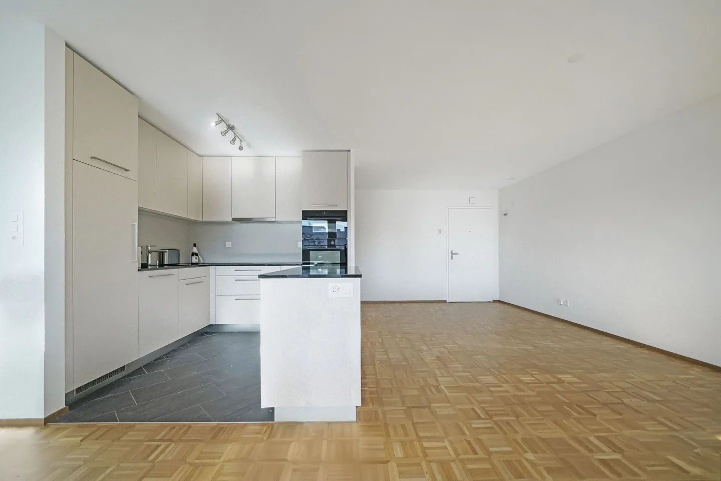 Un gioiello ristrutturato con gusto, pronto ad accoglierti - Foto 4 di 13