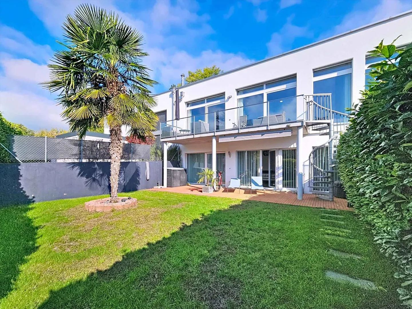 Casa adiacente con 5,5 stanze, giardino e vigneti - Foto 2 di 13