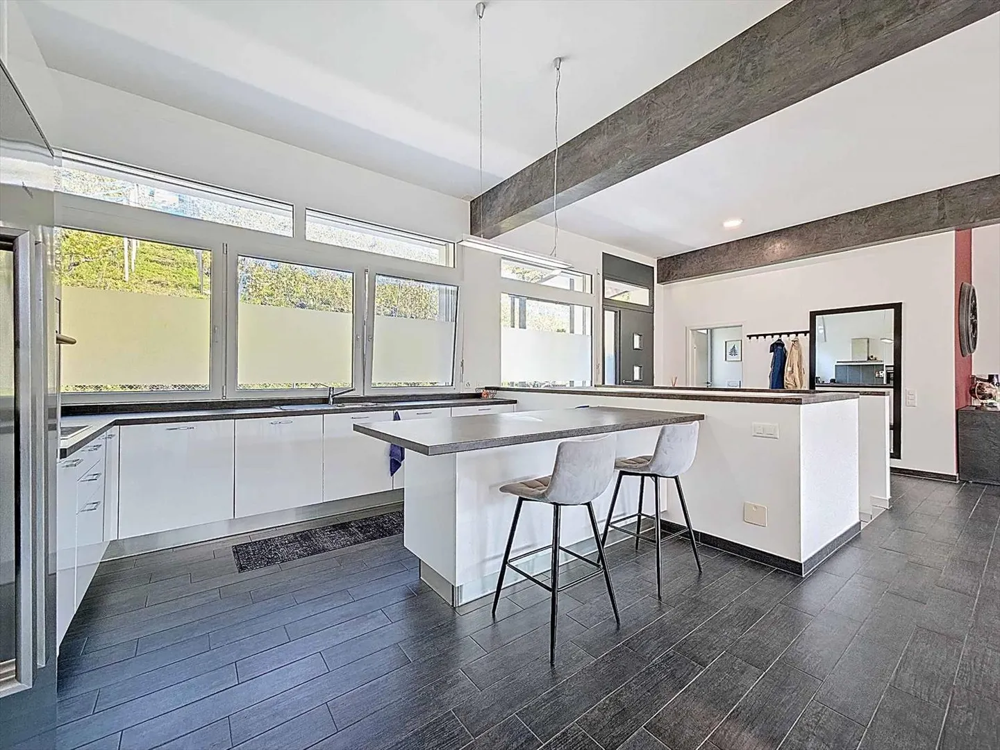 Casa adiacente con 5,5 stanze, giardino e vigneti - Foto 4 di 13