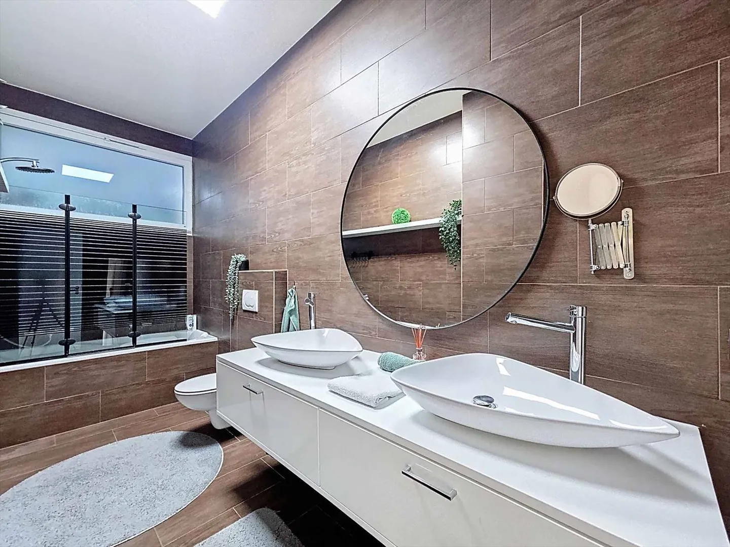 Casa adiacente con 5,5 stanze, giardino e vigneti - Foto 10 di 13