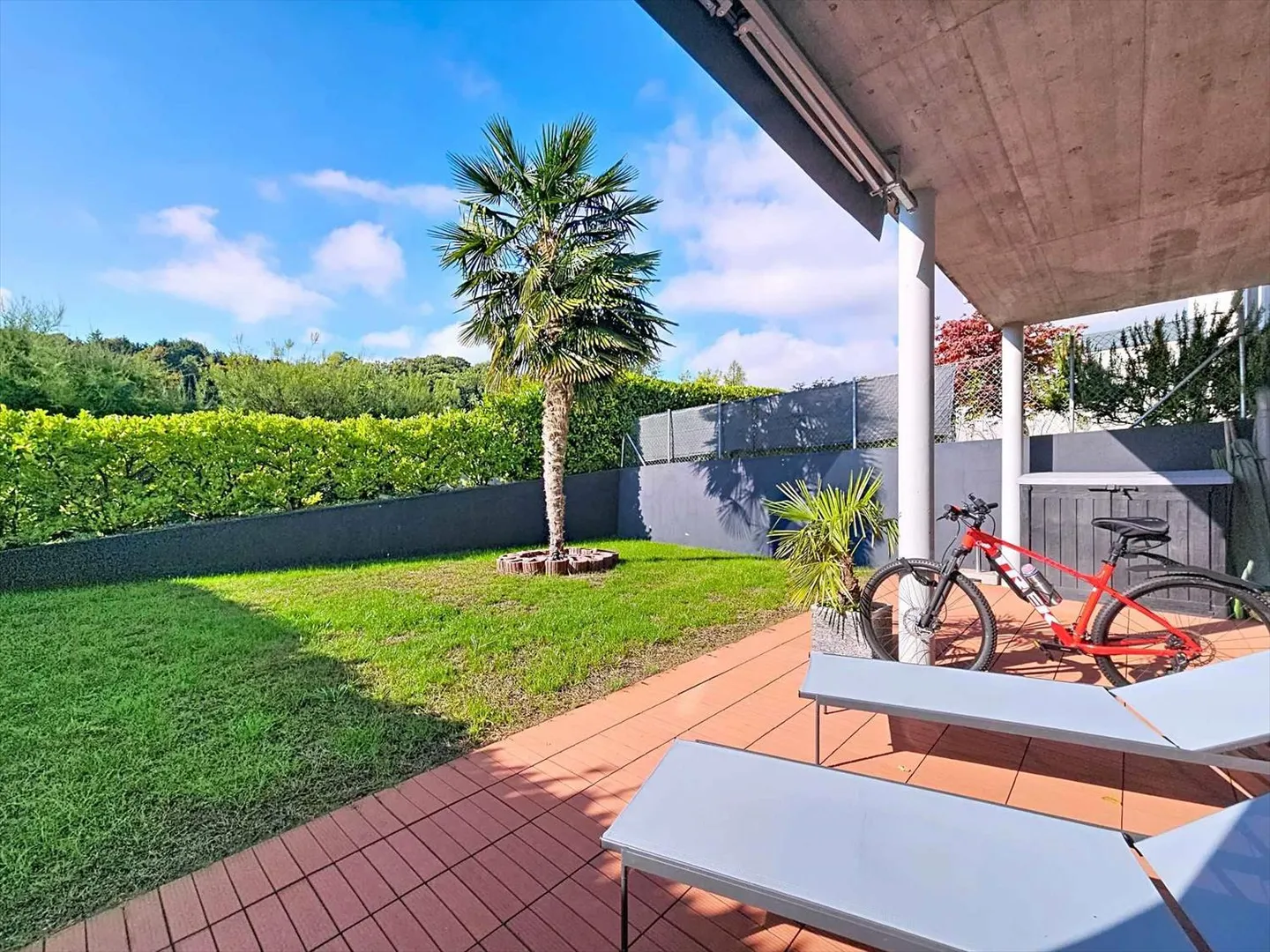 Casa adiacente con 5,5 stanze, giardino e vigneti - Foto 12 di 13